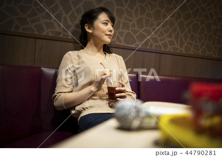 一人でカラオケを楽しむ女性 一人でカラオケを楽しむ女性 44790281