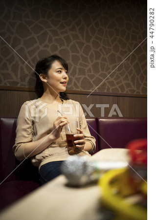 一人でカラオケを楽しむ女性 44790282