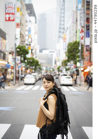 バックパッカーの女性 44790299