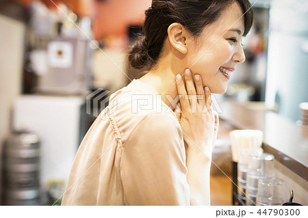 一人でラーメンを楽しむ女性 44790300