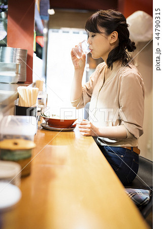一人でラーメンを楽しむ女性 一人でラーメンを楽しむ女性 44790315