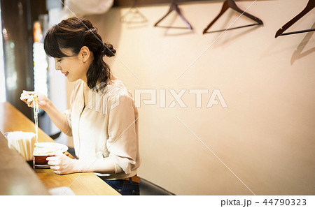 一人でラーメンを楽しむ女性 44790323