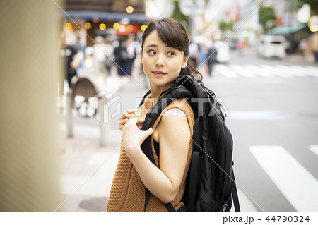 バックパッカーの女性 44790324