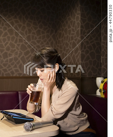 一人でカラオケを楽しむ女性 44790330