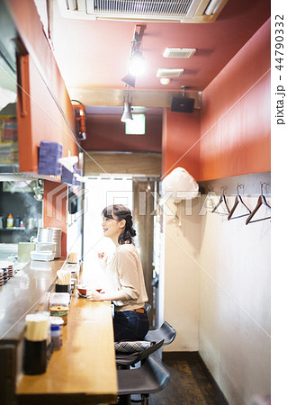 一人でラーメンを楽しむ女性 44790332