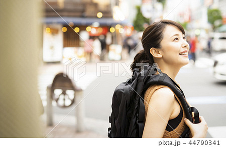 バックパッカーの女性 44790341