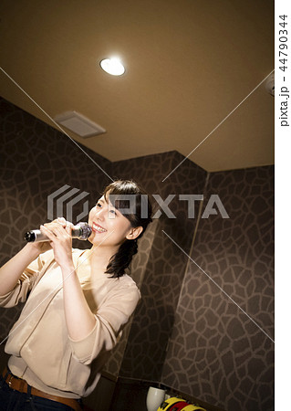 一人でカラオケを楽しむ女性 一人でカラオケを楽しむ女性 44790344