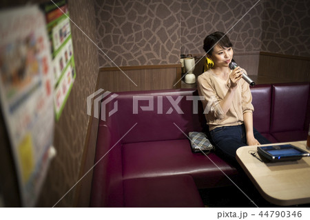 一人でカラオケを楽しむ女性 一人でカラオケを楽しむ女性 44790346