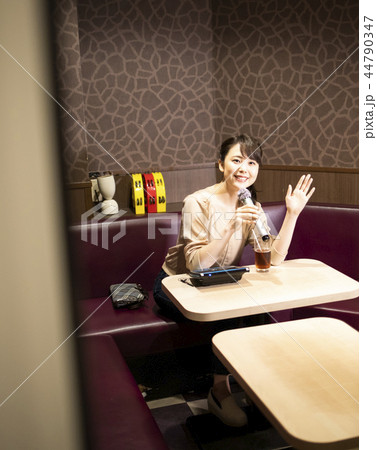 一人でカラオケを楽しむ女性 一人でカラオケを楽しむ女性 44790347