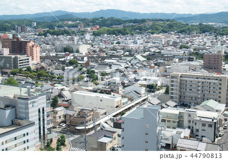 高層ビルから松江の街並の眺め 44790813