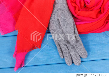 Womanly shawl and gloves for autumn or winter 44791509