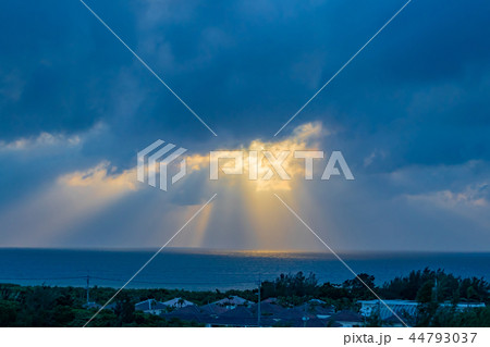 沖縄石垣島の夕景　天使のはしご 44793037