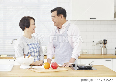 夫婦 韓国人 中年 44793527