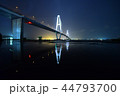 水面に映る夜の吊り橋 44793700