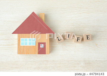 住宅の模型とライフのロゴ 44794143