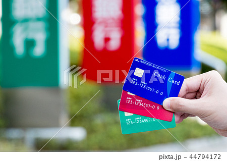 金融イメージ　キャッシュカードと銀行の看板 44794172