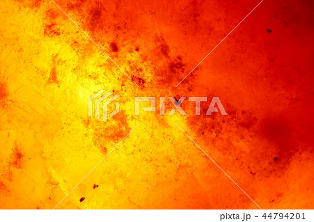 瞑想的な光を放つクローズアップの岩塩ランプ 瞑想的な光を放つクローズアップの岩塩ランプ 44794201