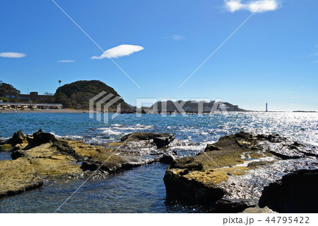 荒井浜の海岸から諸磯埼灯台方面を見る 44795422