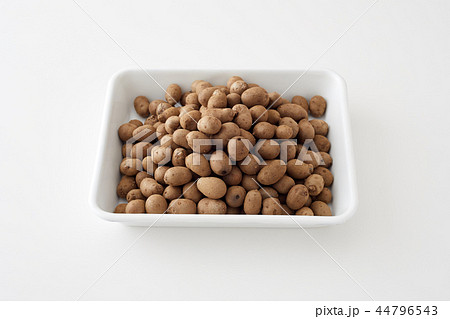 白いバットに入ったむかご 44796543