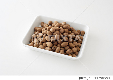 白いバットに入ったむかご 44796594