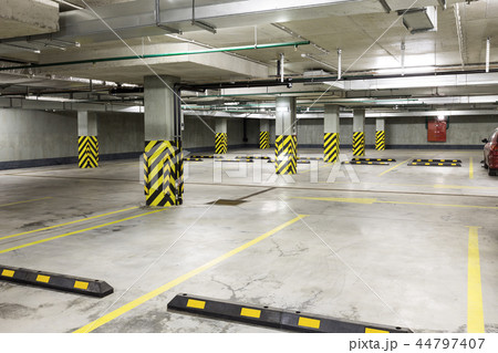 Underground car parking at modern house 44797407