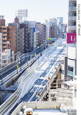 東京都世田谷区　雪に覆われた高速道路 44798741