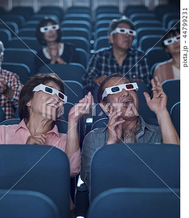 3D映画を見る観客 44799231