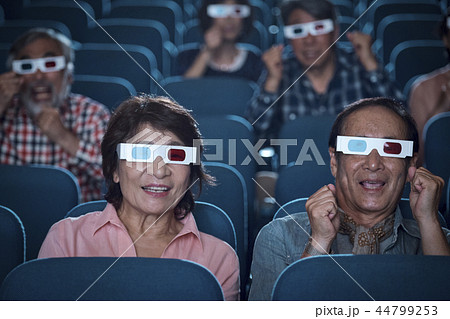 3D映画を見る観客 3D映画を見る観客 44799253
