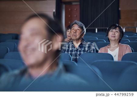 映画館で映画を見る観客 44799259