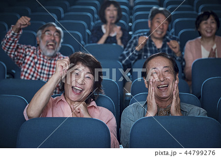 映画館で映画を見る観客 映画館で映画を見る観客 44799276
