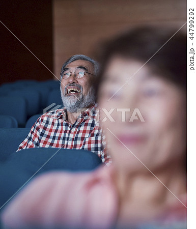 映画館で映画を見る観客 44799292