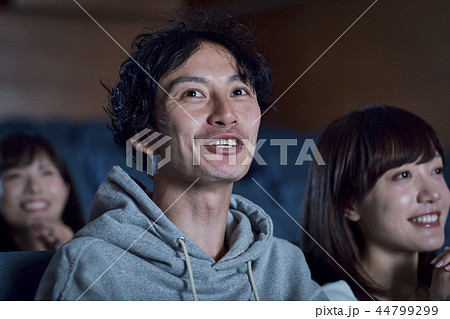 映画館で映画を見る観客 44799299