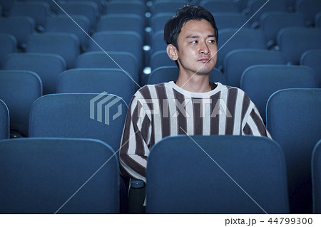 映画館で映画を見る観客 44799300