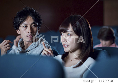 映画館で映画を見る観客 44799301