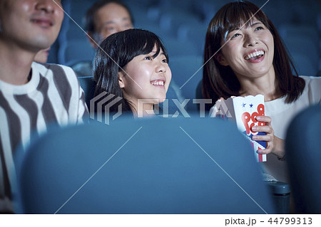 映画館で映画を見る観客 44799313