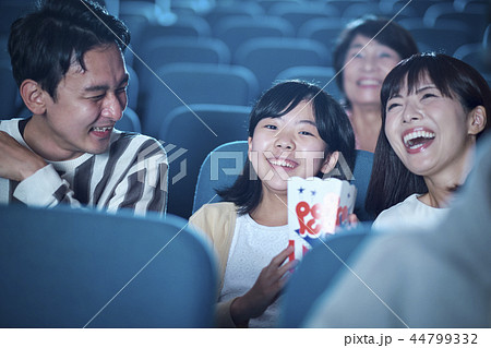 映画館で映画を見る観客 映画館で映画を見る観客 44799332