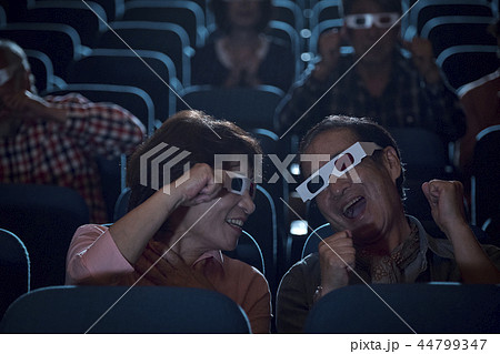 3D映画を見る観客 44799347