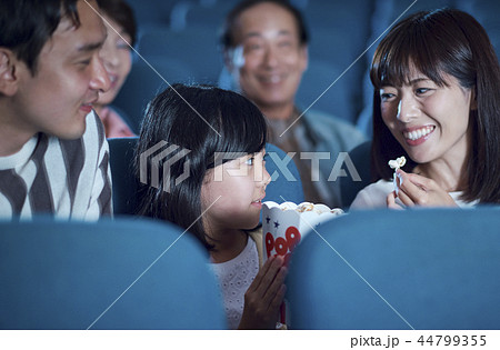 映画館で映画を見る観客 44799355