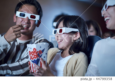 3D映画を見る観客 3D映画を見る観客 44799358
