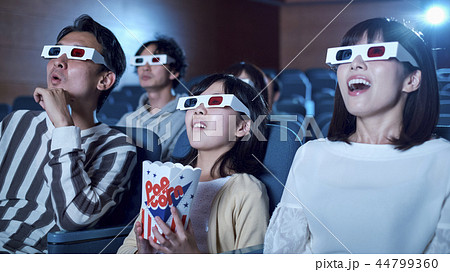 3D映画を見る観客 44799360