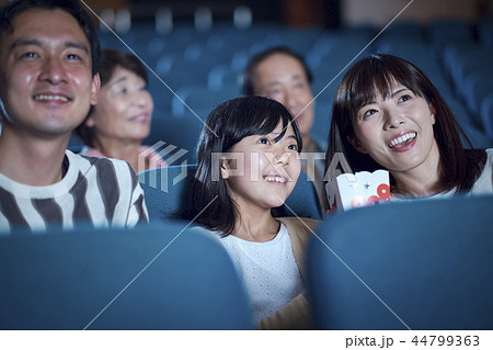 映画館で映画を見る観客 映画館で映画を見る観客 44799363