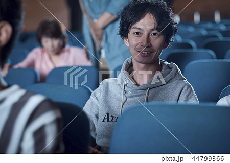 映画館で映画を見る観客 44799366