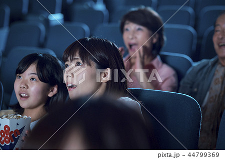 映画館で映画を見る観客 44799369