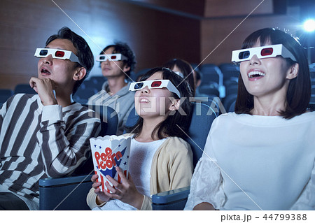 3D映画を見る観客 3D映画を見る観客 44799388