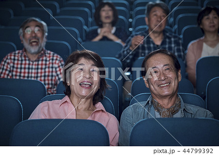 映画館で映画を見る観客 映画館で映画を見る観客 44799392