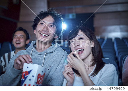 映画館で映画を見る観客 映画館で映画を見る観客 44799409