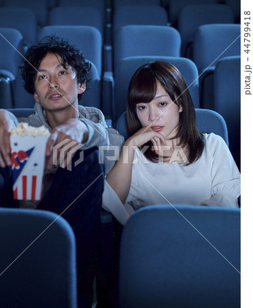 映画館で映画を見る観客 44799418