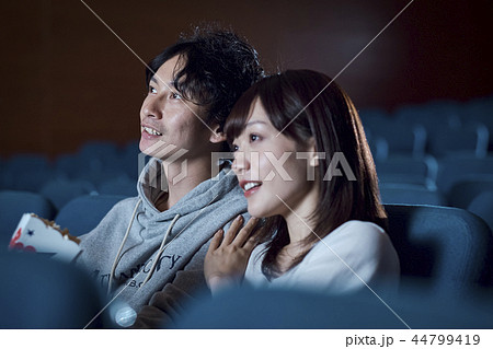 映画館で映画を見る観客 44799419