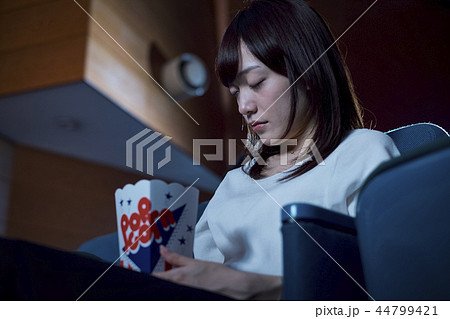 映画館で映画を見る観客 44799421