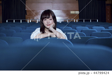 劇場に座る女性 44799424